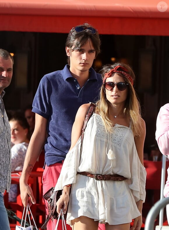 Exclusif - Capucine Anav et son compagnon le mannequin et acteur Alain-Fabien Delon font du shopping à Saint-Tropez, Côte d'Azur, France, le 16 août 2017.