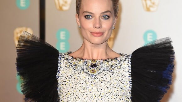Margot Robbie divise : Son étrange robe capte l'attention aux BAFTA