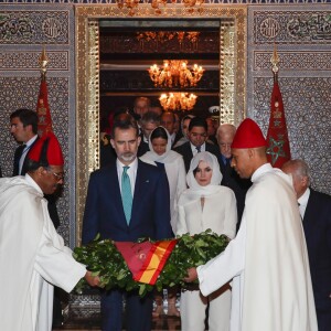 Le roi Felipe VI d'Espagne et la reine Letizia, voilée, ont visité et se sont recueillis au Mausolée Mohammed-V à Rabat au Maroc le 14 février 2019 lors de leur visite officielle de deux jours à l'invitation du roi Mohammed VI.