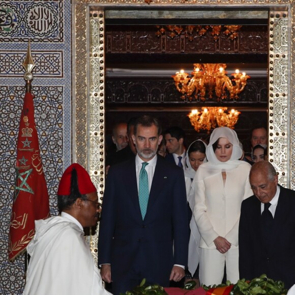 Le roi Felipe VI d'Espagne et la reine Letizia, voilée, ont visité et se sont recueillis au Mausolée Mohammed-V à Rabat au Maroc le 14 février 2019 lors de leur visite officielle de deux jours à l'invitation du roi Mohammed VI.