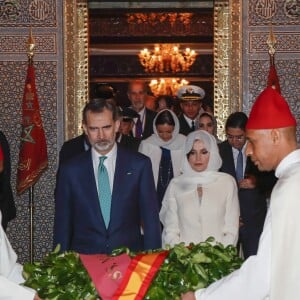 Le roi Felipe VI d'Espagne et la reine Letizia, voilée, ont visité et se sont recueillis au Mausolée Mohammed-V à Rabat au Maroc le 14 février 2019 lors de leur visite officielle de deux jours à l'invitation du roi Mohammed VI.