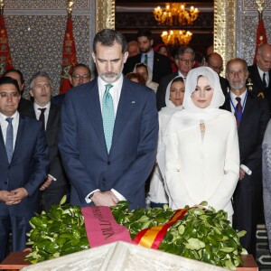 Le roi Felipe VI d'Espagne et la reine Letizia, voilée, ont visité et se sont recueillis au Mausolée Mohammed-V à Rabat au Maroc le 14 février 2019 lors de leur visite officielle de deux jours à l'invitation du roi Mohammed VI.