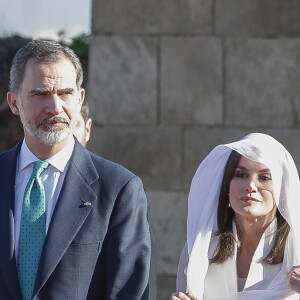 Le roi Felipe VI d'Espagne et la reine Letizia, voilée, ont visité et se sont recueillis au Mausolée Mohammed-V à Rabat au Maroc le 14 février 2019 lors de leur visite officielle de deux jours à l'invitation du roi Mohammed VI.