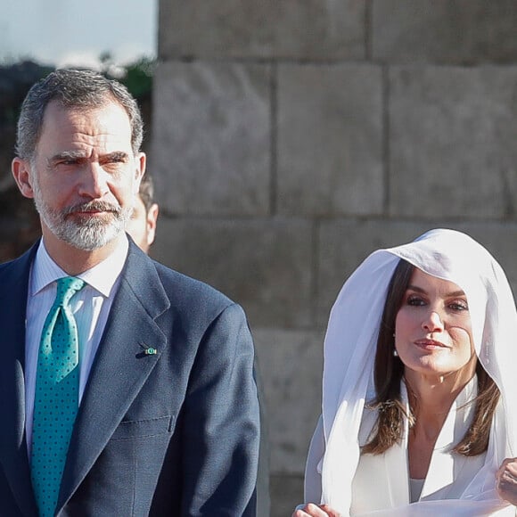 Le roi Felipe VI d'Espagne et la reine Letizia, voilée, ont visité et se sont recueillis au Mausolée Mohammed-V à Rabat au Maroc le 14 février 2019 lors de leur visite officielle de deux jours à l'invitation du roi Mohammed VI.
