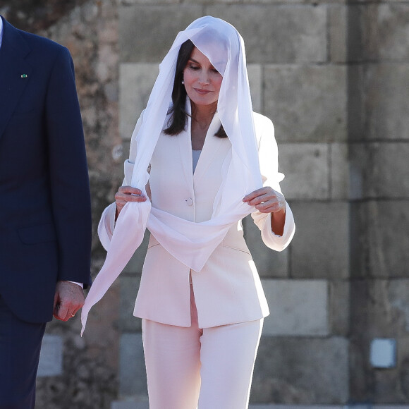 Le roi Felipe VI d'Espagne et la reine Letizia, voilée, ont visité et se sont recueillis au Mausolée Mohammed-V à Rabat au Maroc le 14 février 2019 lors de leur visite officielle de deux jours à l'invitation du roi Mohammed VI.