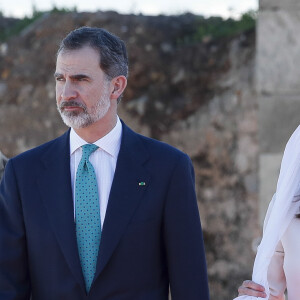 Le roi Felipe VI d'Espagne et la reine Letizia, voilée, ont visité et se sont recueillis au Mausolée Mohammed-V à Rabat au Maroc le 14 février 2019 lors de leur visite officielle de deux jours à l'invitation du roi Mohammed VI.