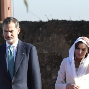 Le roi Felipe VI d'Espagne et la reine Letizia, voilée, se sont recueillis au Mausolée Mohammed-V à Rabat au Maroc le 14 février 2019 lors de leur visite officielle de deux jours à l'invitation du roi Mohammed VI.