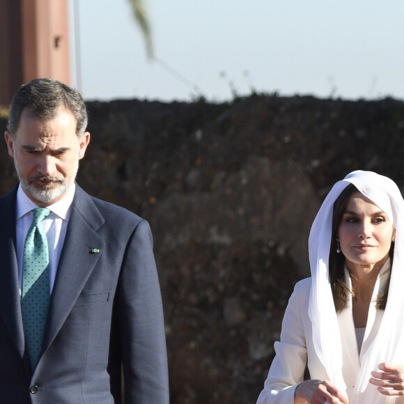 Le roi Felipe VI d'Espagne et la reine Letizia, voilée, se sont recueillis au Mausolée Mohammed-V à Rabat au Maroc le 14 février 2019 lors de leur visite officielle de deux jours à l'invitation du roi Mohammed VI.