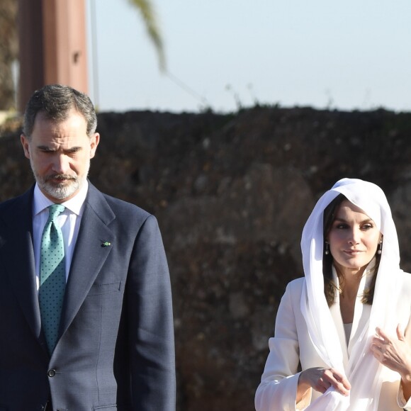 Le roi Felipe VI d'Espagne et la reine Letizia, voilée, se sont recueillis au Mausolée Mohammed-V à Rabat au Maroc le 14 février 2019 lors de leur visite officielle de deux jours à l'invitation du roi Mohammed VI.