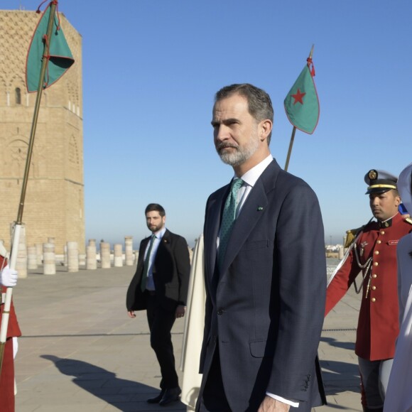 Le roi Felipe VI d'Espagne et la reine Letizia, voilée, se sont recueillis au Mausolée Mohammed-V à Rabat au Maroc le 14 février 2019 lors de leur visite officielle de deux jours à l'invitation du roi Mohammed VI.