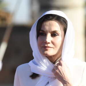 Le roi Felipe VI d'Espagne et la reine Letizia, voilée, se sont recueillis au Mausolée Mohammed-V à Rabat au Maroc le 14 février 2019 lors de leur visite officielle de deux jours à l'invitation du roi Mohammed VI.