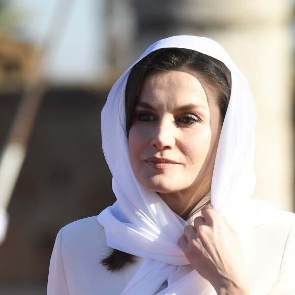 Le roi Felipe VI d'Espagne et la reine Letizia, voilée, se sont recueillis au Mausolée Mohammed-V à Rabat au Maroc le 14 février 2019 lors de leur visite officielle de deux jours à l'invitation du roi Mohammed VI.