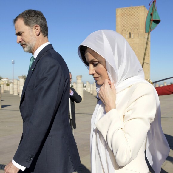 Le roi Felipe VI d'Espagne et la reine Letizia, voilée, se sont recueillis au Mausolée Mohammed-V à Rabat au Maroc le 14 février 2019 lors de leur visite officielle de deux jours à l'invitation du roi Mohammed VI.