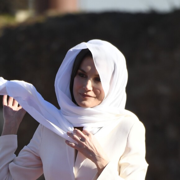 Le roi Felipe VI d'Espagne et la reine Letizia, voilée, se sont recueillis au Mausolée Mohammed-V à Rabat au Maroc le 14 février 2019 lors de leur visite officielle de deux jours à l'invitation du roi Mohammed VI.