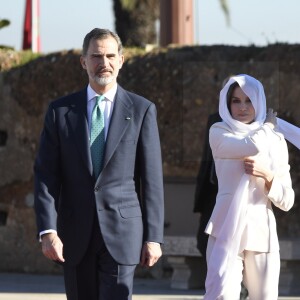 Le roi Felipe VI d'Espagne et la reine Letizia, voilée, se sont recueillis au Mausolée Mohammed-V à Rabat au Maroc le 14 février 2019 lors de leur visite officielle de deux jours à l'invitation du roi Mohammed VI.