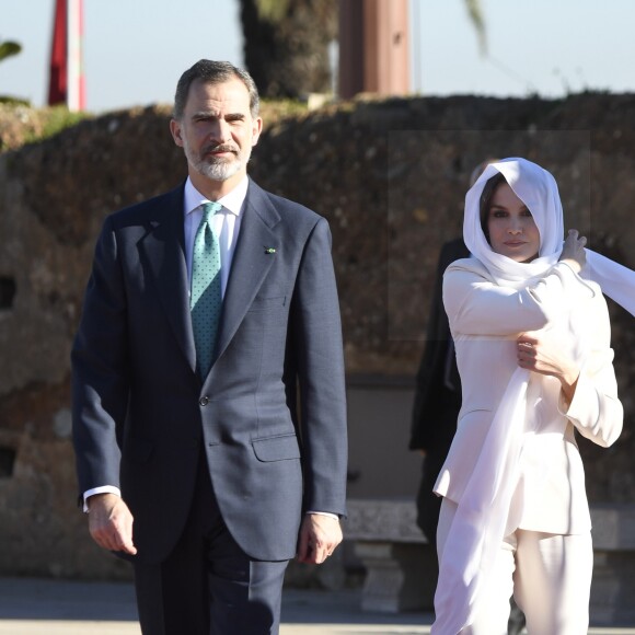 Le roi Felipe VI d'Espagne et la reine Letizia, voilée, se sont recueillis au Mausolée Mohammed-V à Rabat au Maroc le 14 février 2019 lors de leur visite officielle de deux jours à l'invitation du roi Mohammed VI.