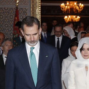 Le roi Felipe VI d'Espagne et la reine Letizia, voilée, se sont recueillis au Mausolée Mohammed-V à Rabat au Maroc le 14 février 2019 lors de leur visite officielle de deux jours à l'invitation du roi Mohammed VI.