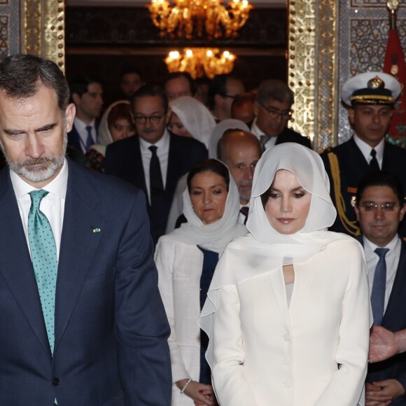 Le roi Felipe VI d'Espagne et la reine Letizia, voilée, se sont recueillis au Mausolée Mohammed-V à Rabat au Maroc le 14 février 2019 lors de leur visite officielle de deux jours à l'invitation du roi Mohammed VI.