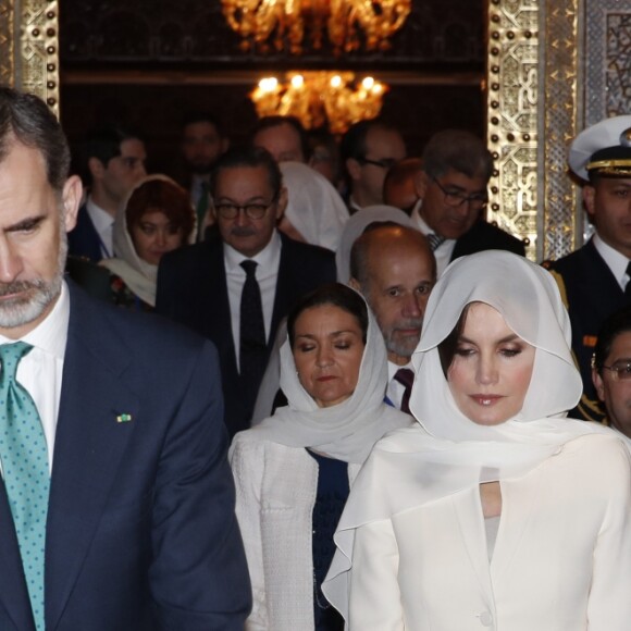 Le roi Felipe VI d'Espagne et la reine Letizia, voilée, se sont recueillis au Mausolée Mohammed-V à Rabat au Maroc le 14 février 2019 lors de leur visite officielle de deux jours à l'invitation du roi Mohammed VI.