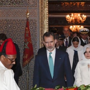 Le roi Felipe VI d'Espagne et la reine Letizia, voilée, se sont recueillis au Mausolée Mohammed-V à Rabat au Maroc le 14 février 2019 lors de leur visite officielle de deux jours à l'invitation du roi Mohammed VI.