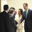 Le roi Felipe VI d'Espagne et la reine Letizia rencontrent les employés de l'ambassade d'Espagne à Rabat, au Maroc, le 14 février 2019.