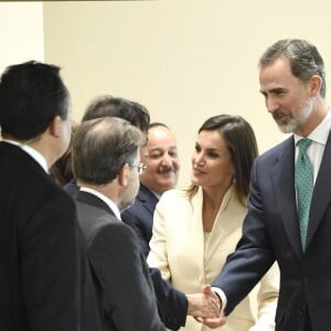 Le roi Felipe VI d'Espagne et la reine Letizia rencontrent les employés de l'ambassade d'Espagne à Rabat, au Maroc, le 14 février 2019.