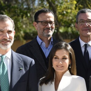 Le roi Felipe VI d'Espagne et la reine Letizia rencontrent les employés de l'ambassade d'Espagne à Rabat, au Maroc, le 14 février 2019.