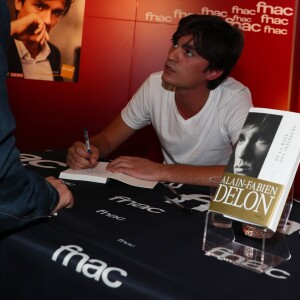 Exclusif - Alain-Fabien Delon dédicace son roman "De la race des seigneurs" aux éditions Stock à la FNAC des Ternes à Paris le 14 février 2019. © Sébastien Valiela/Bestimage