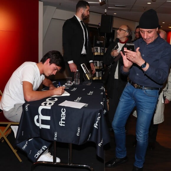 Exclusif - Alain-Fabien Delon dédicace son roman "De la race des seigneurs" aux éditions Stock à la FNAC des Ternes à Paris le 14 février 2019. © Sébastien Valiela/Bestimage