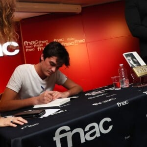 Exclusif - Alain-Fabien Delon dédicace son roman "De la race des seigneurs" aux éditions Stock à la FNAC des Ternes à Paris le 14 février 2019. © Sébastien Valiela/Bestimage