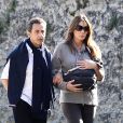 Nicolas Sarkozy et Carla Bruni avec leur bébé Giulia, à La Lanterne, à Versailles, le 31 octobre 2011.