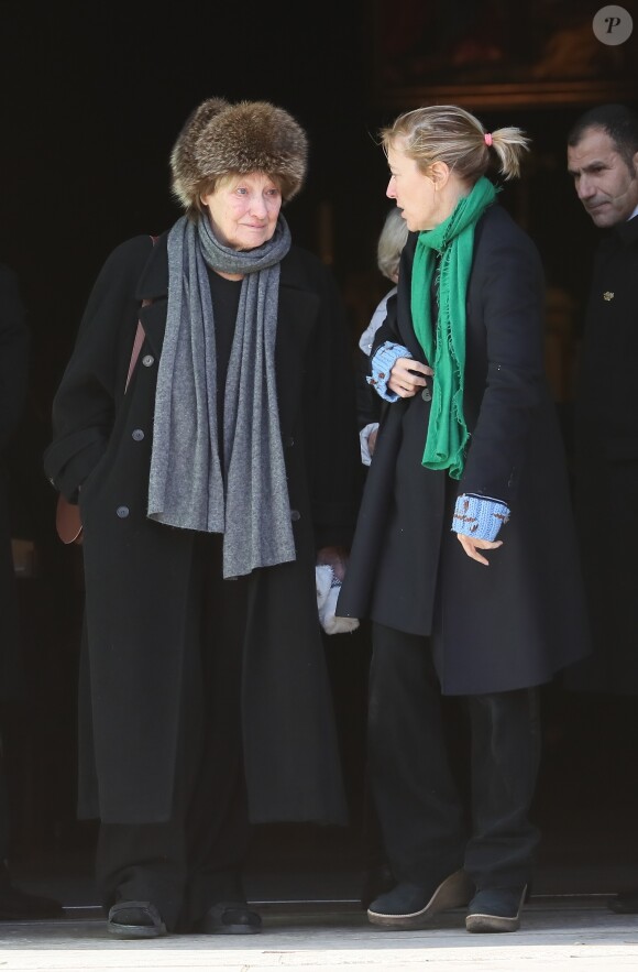Marisa Borini et sa fille Valeria Bruni Tedeschi - Sorties des obsèques de Andrée Sarkozy (mère de N.Sarkozy), dite Dadue née Andrée Mallah, en l'église Saint-Jean-Baptiste à Neuilly-Sur-Seine. Le 18 décembre 2017