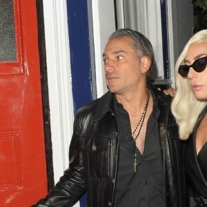 Lady Gaga et son compagnon Christian Carino se rendent dans le pub "The Grenadier" à Londres, le 26 septembre 2018.