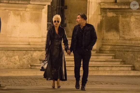 Semi-exclusif - Lady Gaga et son compagnon Christian Carino quittent le restaurant Balagan et marchent devant la pyramide du musée Louvre à Paris le 29 aout 2018.