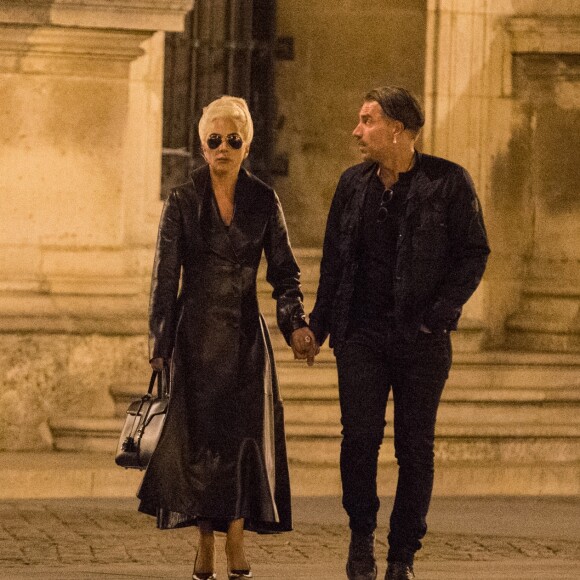 Semi-exclusif - Lady Gaga et son compagnon Christian Carino quittent le restaurant Balagan et marchent devant la pyramide du musée Louvre à Paris le 29 aout 2018.