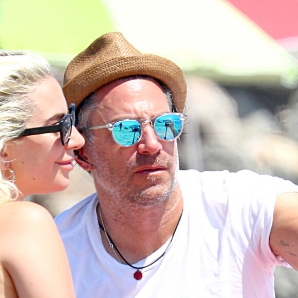 Exclusif - Lady Gaga et son compagnon Christian Carino passent de jolies vacances romantiques sous le soleil des Hamptons au nord-est de l'île de Long Island aux Etats-Unis, le 1er juillet 2018