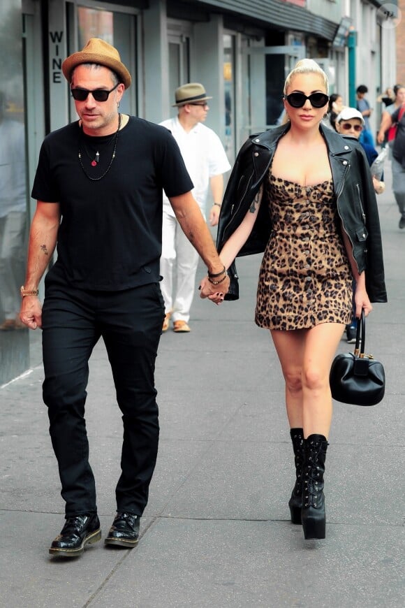 Lady Gaga et son fiancé Christian Carin se baladent main dans la main en amoureux dans les rues de New York, le 28 juin 2018