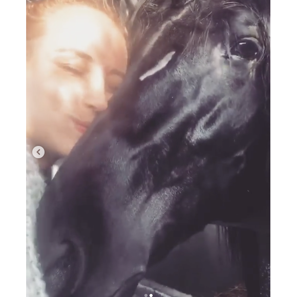 Elodie Gossuin et ses enfants au Maroc, le 18 février 2019. Ici avec un cheval au sud de Casablanca.