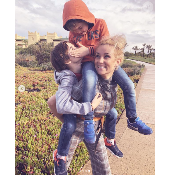 Elodie Gossuin et ses enfants au Maroc, le 18 février 2019. Ici avec ses garçons Jules et Léonard.