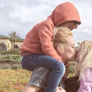 Elodie Gossuin et ses enfants au Maroc, le 18 février 2019. Ici avec ses fils Jules et Léonard ainsi que sa petite Joséphine.