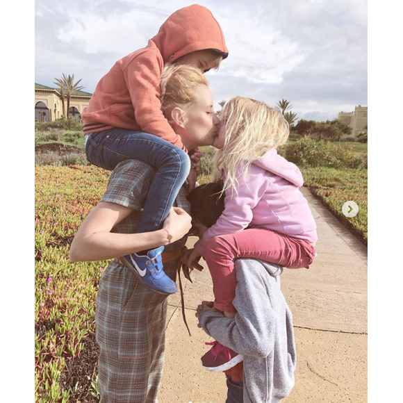 Elodie Gossuin et ses enfants au Maroc, le 18 février 2019. Ici avec ses fils Jules et Léonard ainsi que sa petite Joséphine.
