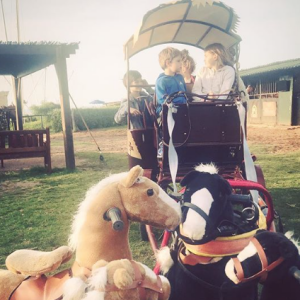 Elodie Gossuin et ses enfants au Maroc, le 18 février 2019. Ici avec des chevaux en peluche.