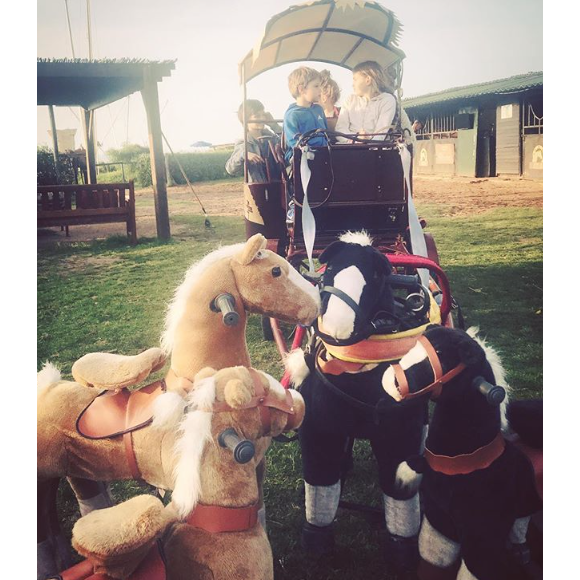 Elodie Gossuin et ses enfants au Maroc, le 18 février 2019. Ici avec des chevaux en peluche.