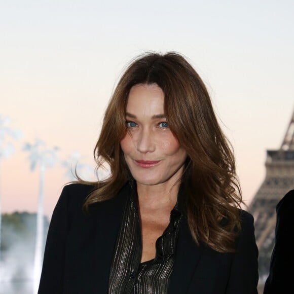 Carla Bruni-Sarkozy - People au défilé de mode "Saint-Laurent" PAP printemps-été 2019 au Trocadero devant la Tour Eiffel à Paris le 25 septembre 2018 © Denis Guignebourg/Bestimage