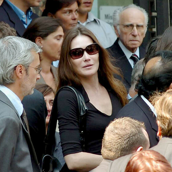Marisa Borini et ses filles Carla Bruni et Valeria Bruni-Tedesci aux funérailles de Virginio Tedescu Bruni à Turin, en 2006.