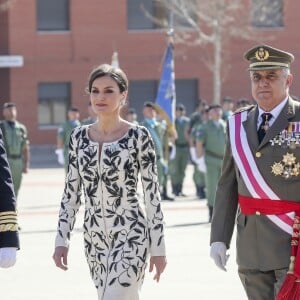 La reine Letizia d'Espagne présidait à la cérémonie de remise du drapeau national au régiment parachutiste d'infanterie Naples n°4 à Paracuellos del Jarama le 23 février 2019.