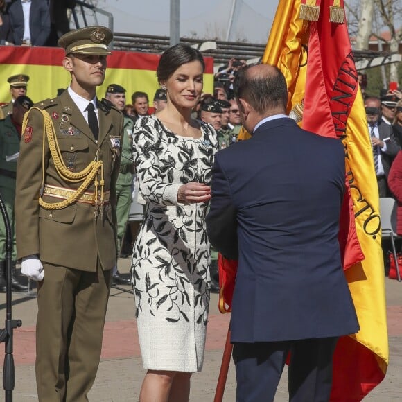 La reine Letizia d'Espagne présidait à la cérémonie de remise du drapeau national au régiment parachutiste d'infanterie Naples n°4 à Paracuellos del Jarama le 23 février 2019.