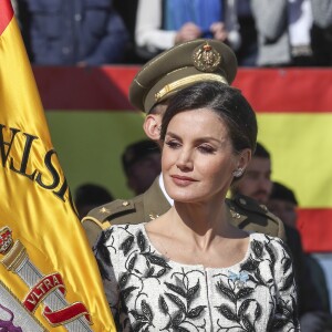 La reine Letizia d'Espagne présidait à la cérémonie de remise du drapeau national au régiment parachutiste d'infanterie Naples n°4 à Paracuellos del Jarama le 23 février 2019.