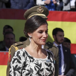 La reine Letizia d'Espagne présidait à la cérémonie de remise du drapeau national au régiment parachutiste d'infanterie Naples n°4 à Paracuellos del Jarama le 23 février 2019.