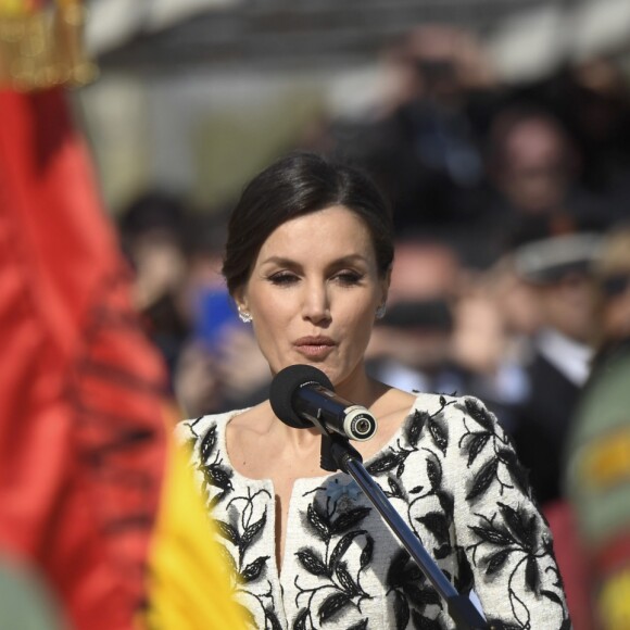 La reine Letizia d'Espagne présidait à la cérémonie de remise du drapeau national au régiment parachutiste d'infanterie Naples n°4 à Paracuellos del Jarama le 23 février 2019.